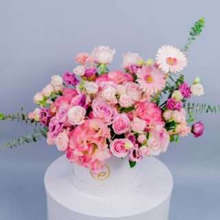 Simple-Hand-bouquet-of-Fresh-Flowers-in-Pink
