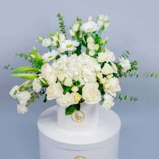 Simple-Hand-bouquet-of-flowers-in-White-flower